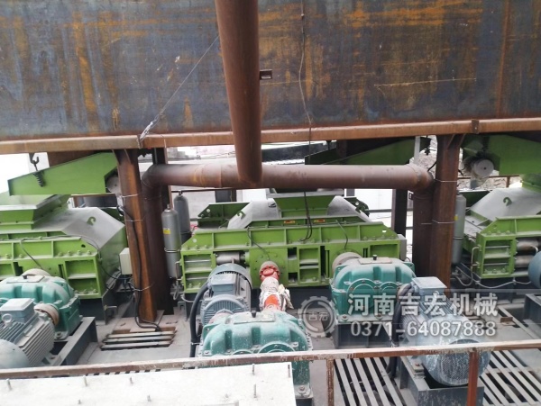 石頭破碎機沙子設(shè)備為什么推薦液壓對輥破碎機,原因有哪些？